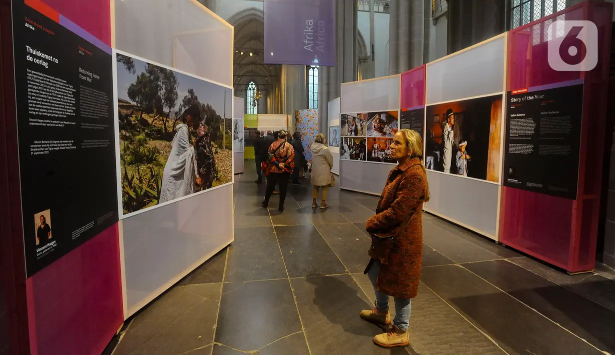 Pengunjung mengamati karya foto pemenang World Press Photo (WPP) 2024 di De Nieuwe Kerk Amsterdam, Belanda, Rabu (22/5/2024). (merdeka.com/Arie Basuki)