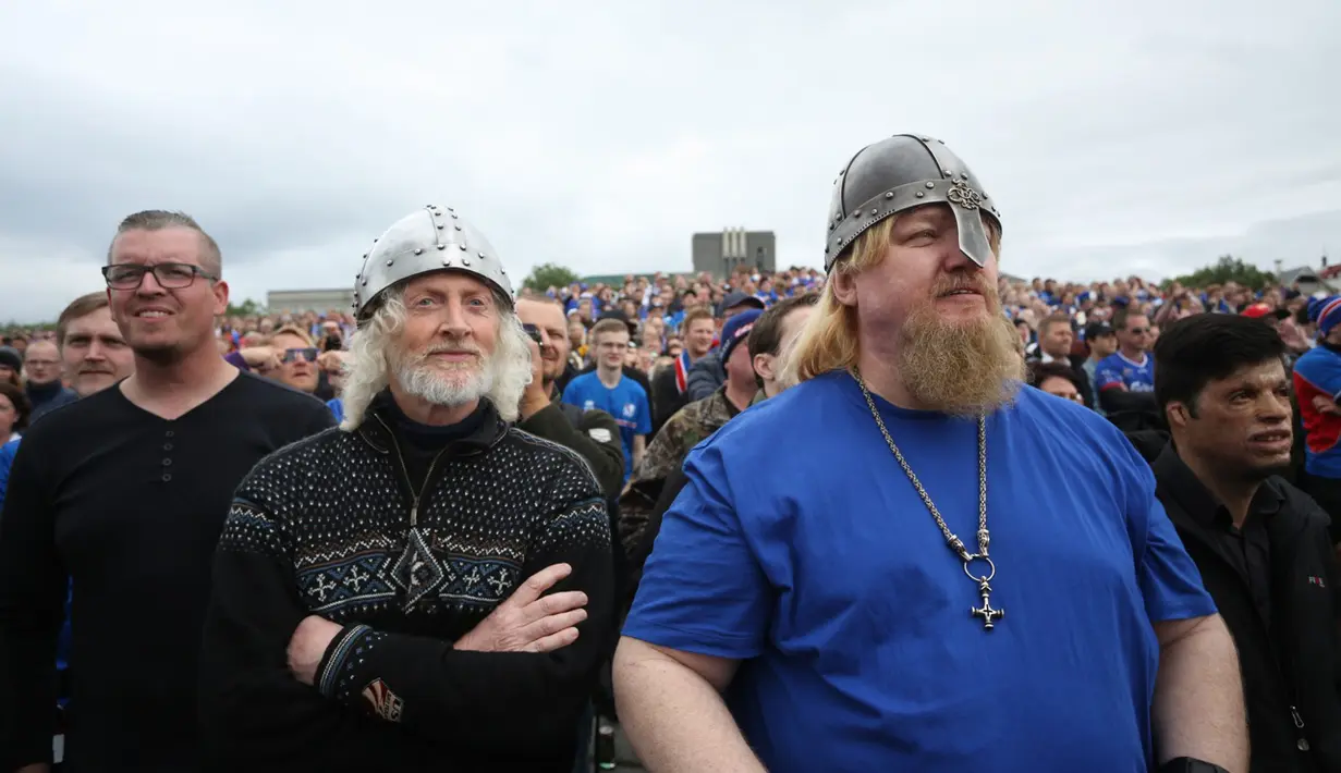 Gaya khas Viking ala suporter Islandia saat menonton laga Islandia melawan Inggris pada babak 16 besar Piala Eropa 2016 di Reykjavik, Islandia, Selasa (28/6/2016) dini hari WIB. Islandia menang 2-1. (EPA/Eythor Arnason)
