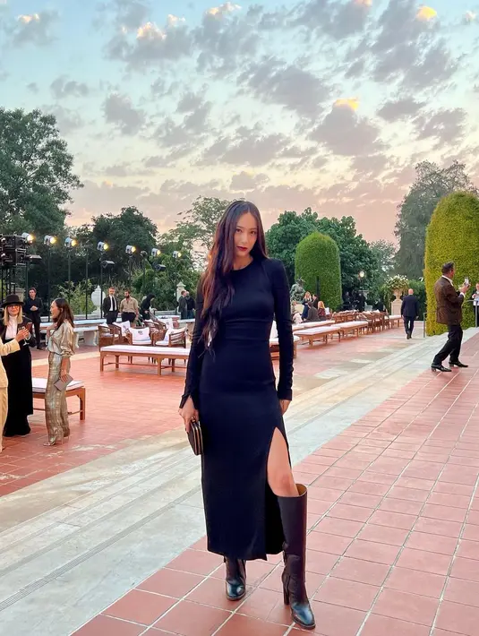 Penampilan luar biasa lainnya dari Krystal Jung. Ia tampil dengan dress lengan panjang dengan high-slit, dipadu high boots yang sama-sama berwarna hitam. Memukau, walau sederhana, bukan? [Foto: Instagram/vousmevoyez]
