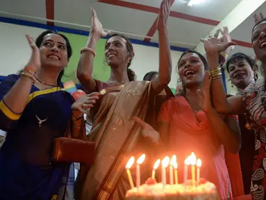 Sekumpulan waria India tampak merayakan kebahagiaan mereka setelah Mahkamah Agung India melegalkan status transgender (AFP PHOTO/PUNIT PARANJPE) 