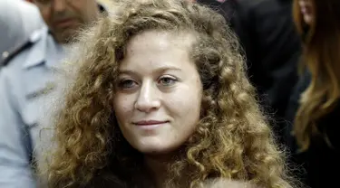 Ekspresi gadis remaja asal Palestina, Ahed Tamimi saat tiba di pengadilan militer Israel di penjara Ofer, Israel (13/2). Ahed Tamimi dipenjara setelah ia memukul dua tentara Israel di daerah Tepi Barat, Israel. (AFP/Thomas Coex)