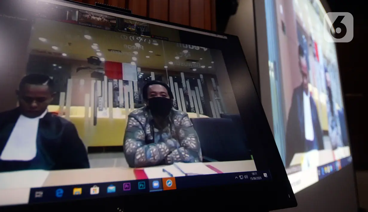 Terdakwa asisten mantan Menteri Pemuda dan Olahraga Imam Nahrawi, Miftahul Ulum menjalani sidang vonis secara online di Gedung KPK, Jakarta, Senin (15/6/2020). Miftahul ulum divonis bersalah dan dihukum 4 tahun penjara ditambah denda Rp 200 juta subsider 3 bulan kurungan. (merdeka.com/Dwi Narwoko)