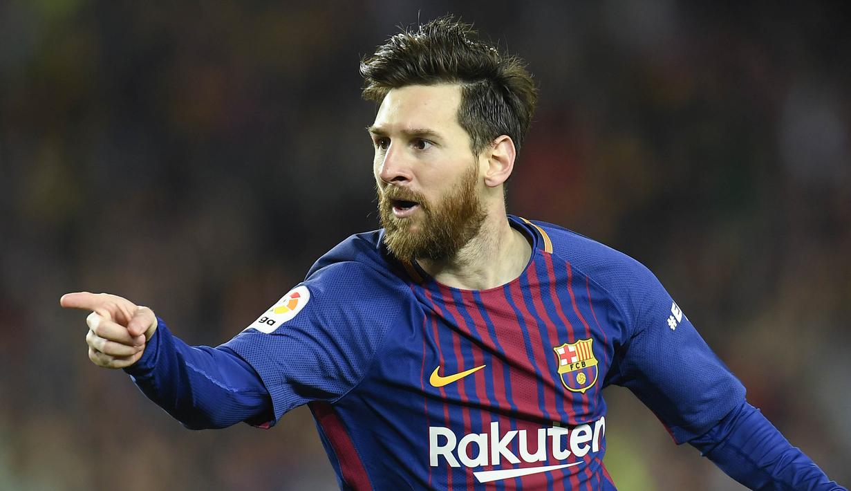 Striker Barcelona, Lionel Messi, merayakan gol yang dicetaknya ke gawang Real Madrid pada laga La Liga Spanyol di Stadion Camp Nou, Barcelona, Minggu (6/5/2018). Kedua klub bermain imbang 2-2. (AFP/Lluis Gene)