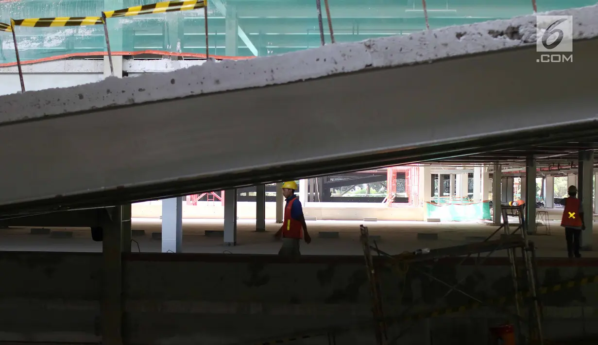Pekerja tengah menyelesaikan pembagunan gedung parkir di Gelora Bung Karno (GBK) Senayan, Jakarta, Jumat (11/5). Kapasitas parkir GBK saat ini sekitar 1.500 kendaraan. (Liputan6.com/Angga Yuniar)