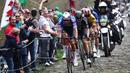 Pebalap Alpecin-Deceuninck, Mathieu Van der Poel memacu sepedanya saat ajang balap sepeda Paris Roubaix 2023 yang menempuh Compiegne hingga Roubaix, Prancis utara, 9 April 2023. (AFP/Anne-Christine Poujoulat)