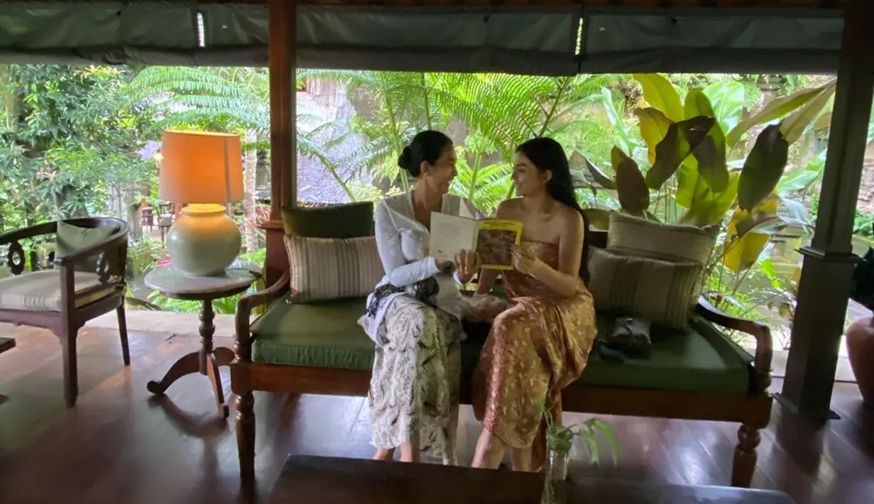 Aktris 42 tahun itu juga menjelaskan sedikit tentang buku yang dibacanya bersama Ariel Tatum. "Sebuah buku anak bergambar yang ternyata diceritakan dan diilustrasikan oleh Desak Nyoman Suarti (seorang maestro perhiasan yang juga penari bali dan pelukis)," tulisnya. (Liputan6.com/IG/@happysalma)
