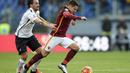 Pemain AS Roma, Juan Iturbe, berusaha melewati pemain Atalanta, Cristian Raimondi  pada laga Serie A di Stadion Olimpico, Italia, Minggu (29/11/2015). (AFP Photo/Andreas Solaro)