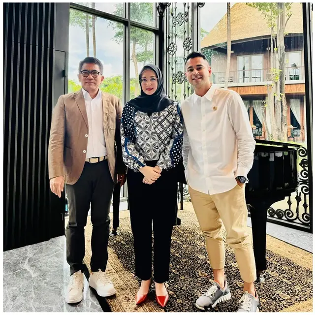 6 Fashion Ibu Pejabat ala Dina Lorenza, Sederhana dan Modis untuk Usia 50 Tahun