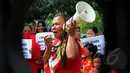 Seorang wanita memberikan orasi saat aksi di  depan Balaikota, Jakarta, Jumat (27/2/2015). Mereka menilai Gubernur Ahok gagal menjalankan pemerintahan dalam 100 hari (Liputan6.com/Faisal R Syam)