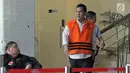 Bupati Hulu Sungai Tengah (HST) Abdul Latif berjalan usai diperiksa di Gedung KPK, Jakarta, Selasa (30/1). Abdul Latif merupakan tersangka kasus dugaan penerimaan hadiah kepada penyelenggara negara. (Liputan6.com/Herman Zakharia)