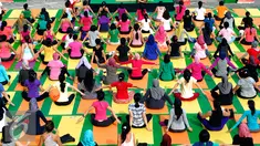 Sejumlah peserta mengikuti gerakan Yoga in the Air di rooftop Plaza Semanggi, Jakarta, Sabtu (30/4). Kegiatan ini dilakukan sebagai bentuk kampanye "Stay fresh and healthy with Kiranti".(Liputan6.com/Johan Tallo)