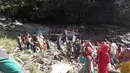 Tim penyelamat dibantu warga mengevakuasi korban kecelakaan bus di di wilayah Kishtwar di negara bagian Jammu dan Kashmir (1/7/2019). Menurut pejabat setempat, Angrez Singh Rana bus tergelincir di jalan berkelok di distrik Kisthwar. (AFP Photo/STR)