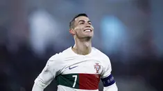 Pemain Portugal, Cristiano Ronaldo, melakukan selebrasi setelah mencetak gol ke gawang Luksemburg pada laga Kualifikasi Euro 2024 di Stade de Luxembourg, (26/3/2023). Pemain berusia 38 tahun ini telah mengoleksi empat gol. Masing-masing dua gol saat membantu timnas Portugal menang 4-0 atas Liechtenstein dan 6-0 atas Luksemburg. (AFP/Kenzo Tribouillard)