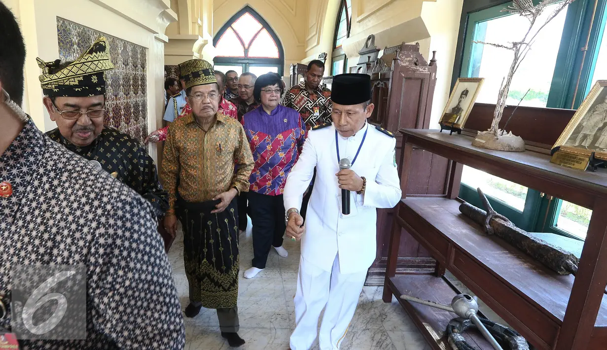Wapres Jusuf Kalla didampingi Menteri LHK Siti Nurbaya meninjau Istana Siak Sri Indrapura, Kabupaten Siak, Riau, Jumat (22/7). Puncak Hari Lingkungan Hidup Sedunia Tingkat Nasional 2016 ini mengangkat tema "Go Wild for Life". (Liputan6.com/Faizal Fanani)