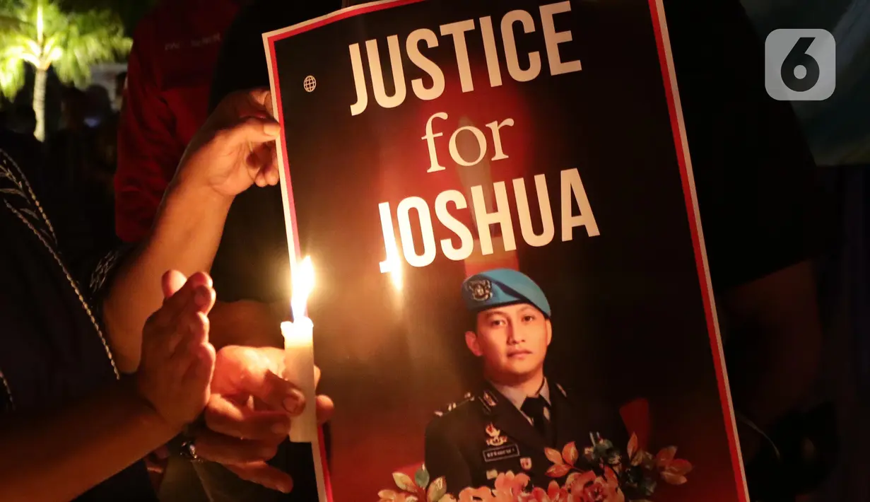 Peserta aksi dari berbagai elemen masyarakat sipil menggelar aksi solidaritas untuk mengenang Brigadir Novriansyah Joshua Hutabarat alias Brigadir J di kawasan Taman Ismail Marzuki (TIM), Jakarta, Senin (8/8/2022). Aksi tersebut bertajuk “Keadilan untuk Joshua! Aksi menyalakan 3000 lilin dan doa bersama mengenang kematian Brigadir J”. (Liputan6.com/Helmi Fithriansyah)