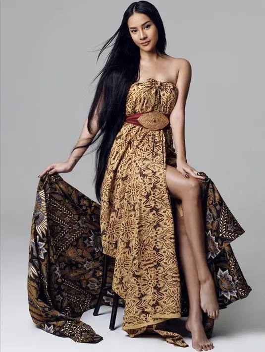 Kain batik yang diubah menjadi dress off shoulder yang dipadukan dengan sabuk ukuran cukup besar menjadi statement pada penampilannya tersebut. Instagram @anyageraldine