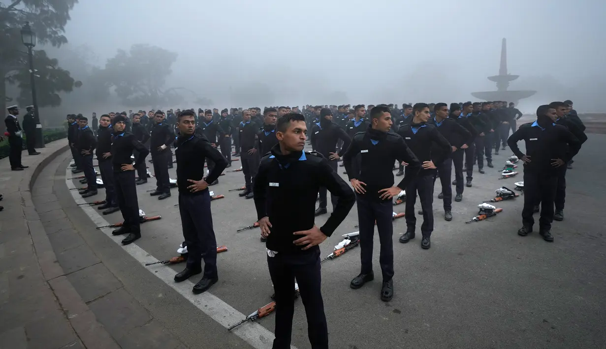 Pelaut Angkatan Laut India berlatih di tengah kabut asap pagi di New Delhi, India, Selasa (20/12/2022). India Utara mengalami kabut pertama musim ini dan diperkirakan akan berlangsung selama lima hari ke depan yang mengganggu transportasi kereta api, jalan raya, dan udara. (AP Photo/Manish Swarup)