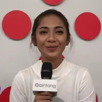 Orangtua Dinda Kirana tetap ingin anaknya melanjutkan pendidikan ke tingkat yang lebih tinggi. Dinda pun masih bingung harus memilih kuliah jurusan apa.