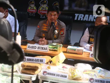 Humas Polda Metro Jaya, Kombes Pol E Zulpan saat rilis kasus narkotika jenis sabu ekstasi dan tembakau sintesis di Polda Metro Jaya, Jakarta, Selasa (12/7/2022). Direktorat Reserse Narkoba Polda Metro Jaya berhasil mengungkap kasus narkotika periode Mei- Juli 2022. (merdeka.com/Arie Basuki)