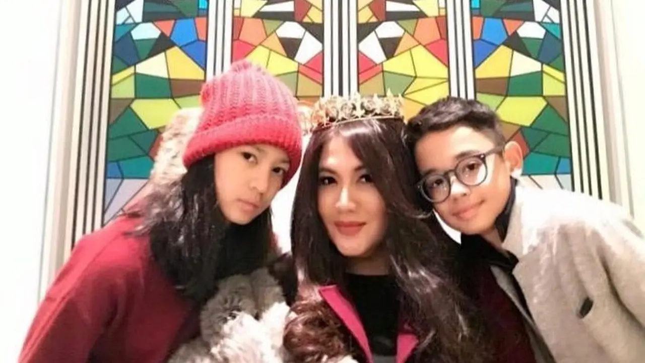 Beranjak Remaja, Ini 6 Potret Anak Kembar Cornelia Agatha yang Makin Menawan