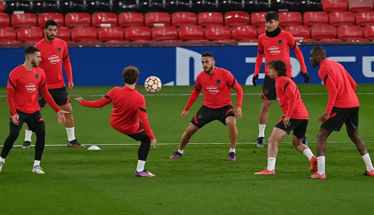 Gelandang Atletico Madrid Spanyol Koke (tengah) menghadiri sesi latihan di stadion Old Trafford di Manchester, Senin (14/3/2022). Atletico Madrid akan bertandang ke Manchester United (MU) di laga leg kedua babak 16 besar Liga Champions pada Rabu, 16 Maret 2022 dini hari WIB. (Paul ELLIS / AFP)