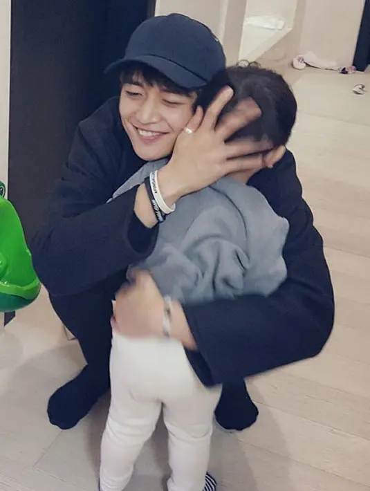 Tak hanya punya wajah yang tampan, Minho SHINee merupakan sosok yang ramah kepada semua orang terutama anak-anak. (Foto: koreaboo.com)