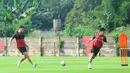 Latihan difokuskan pada peningkatan intensitas kombinasi permainan, penguasaan bola, dan strategi membobol gawang lawan. Tampak dalam foto, pemain Persija Jakarta, Mauro Nils Zijlstra (kiri) bersama Witan Sulaeman saat mengikuti sesi latihan di Persija Training Ground, Bojongsari, Kota Depok, Jawa Barat, Kamis (7/5/2026). (Bola.com/M Iqbal Ichsan)