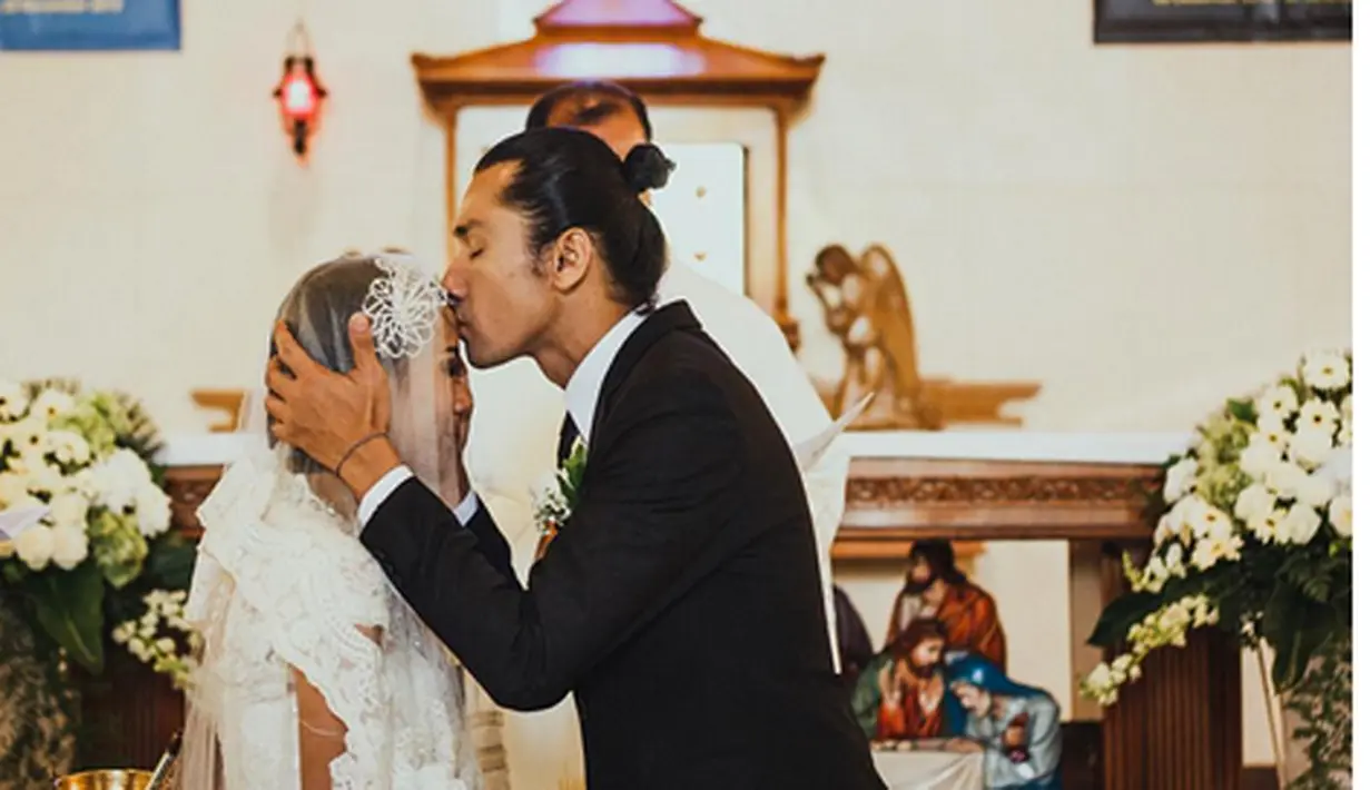 Selesai menjalani pemberkatan, Revaldo mencium kening perempuan yang sudah sah menjadi istrinya.(Instagram/ruangproduction)