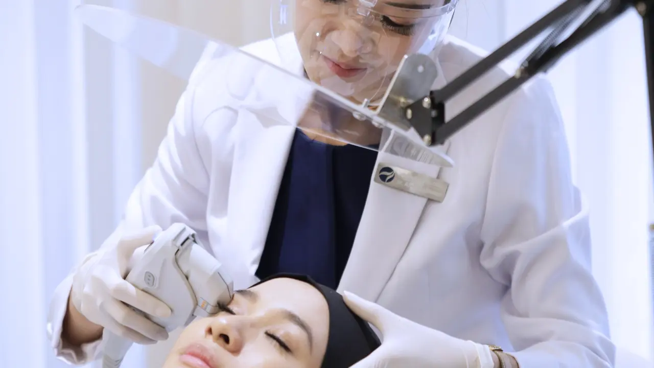 Laudya Cynthia Bella melakukan perawatan bersama dr. Aida Setiawan /dok. Jakarta Aesthetic Clinic