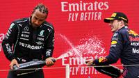 Pembalap Max Verstappen (kanan) melakukan selebrasi bersama Lewis Hamilton usai memenangkan F1 GP Prancis di Sirkuit Paul Ricard, Le Castellet, Prancis, Minggu (20/6/2021). Max Verstappen tercepat di F1 GP Prancis. (Nicolas Tucat/Pool via AP)