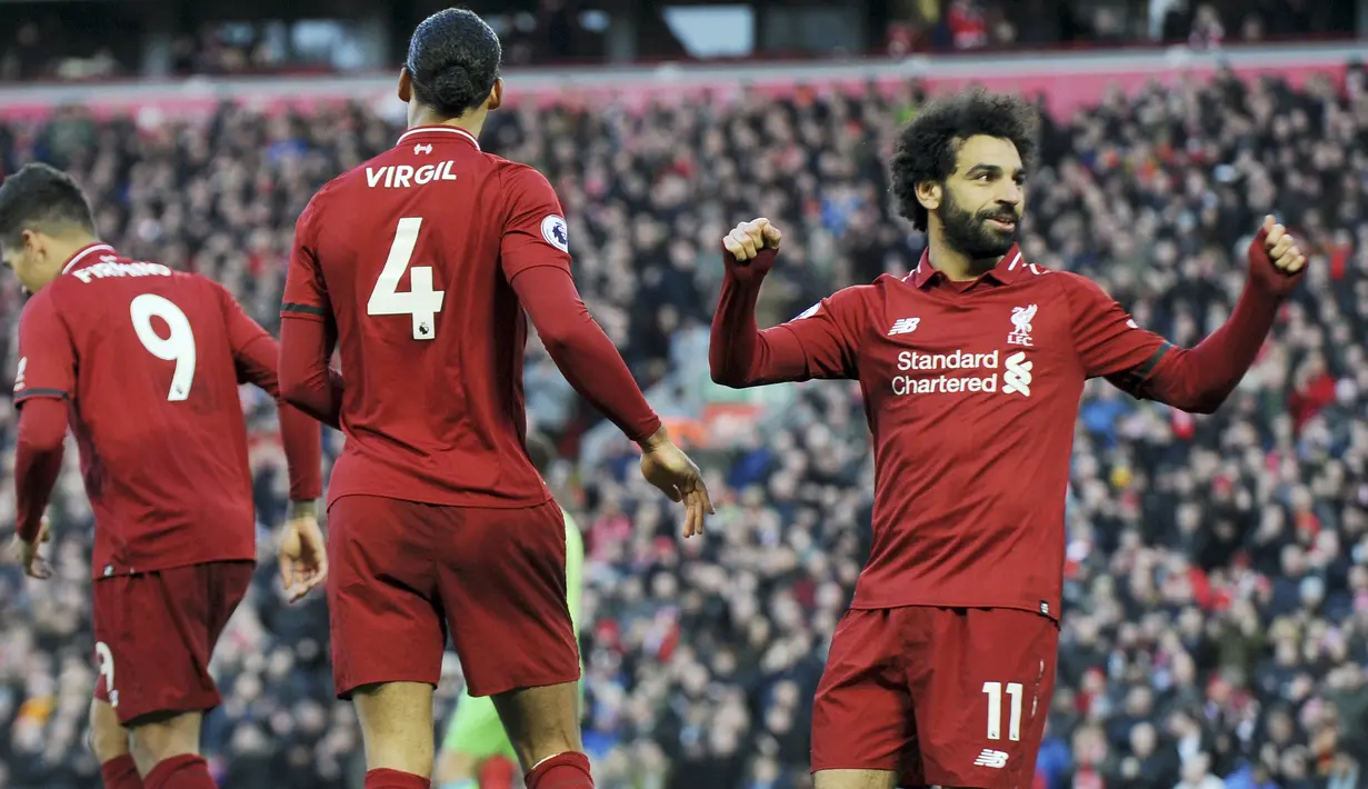 Penyerang Liverpool, Mohamed Salah, melakukan selebrasi usai membobol gawang AFC Bournemouth pada laga Premier League di Stadion Anfield, Sabtu (9/2). Liverpool menang 3-0 atas AFC Bournemouth. (AP/Rui Vieira)