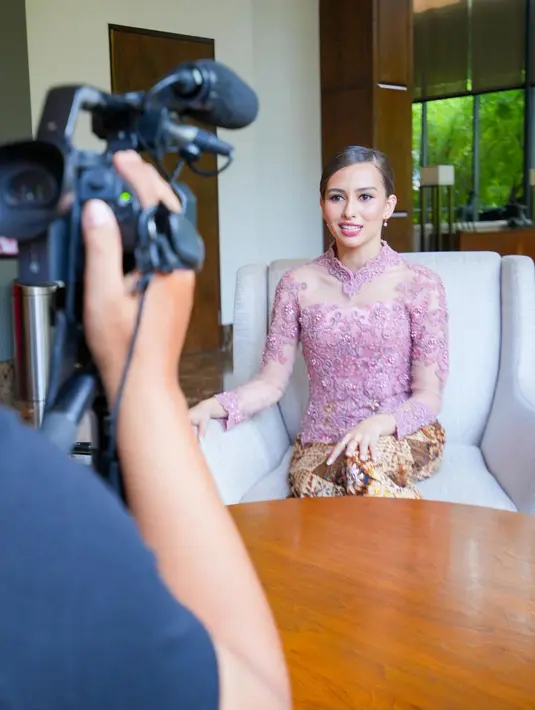 "Aku mau banget bisa main film di Indonesia. Aku mau belajar bagaimana berdialog dengan bahasa Indonesia. Jadi aku tertarik banget punya akting di Indonesia," kata Anna Jobling di hadapan awak media. (Liputan6.com/IG/annajobling).