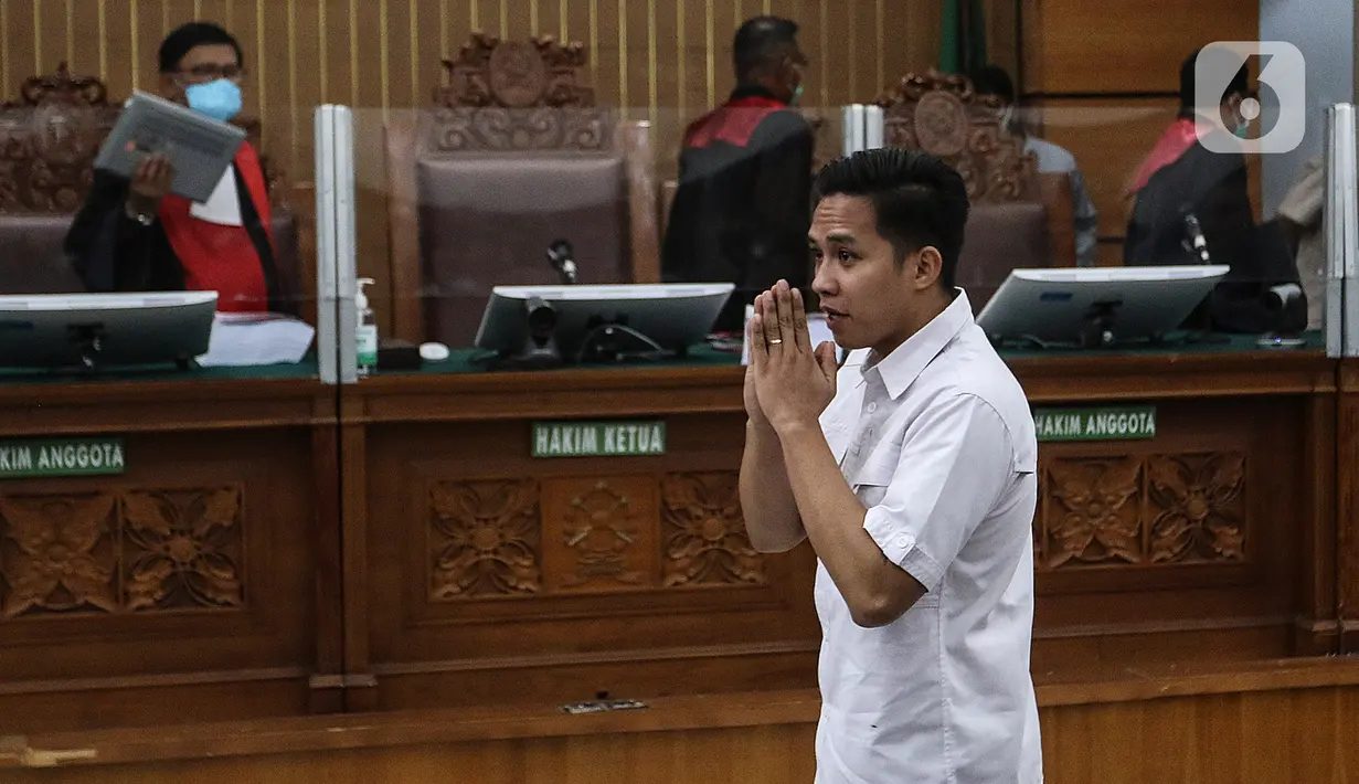 Terdakwa Richard Eliezer Pudihang Lumiu usai menjalani sidang dengan agenda pembacaan tuntutan oleh Jaksa Penuntut Umum dalam kasus pembunuhan Brigadir Yosua Hutabarat di Pengadilan Negeri Jakarta Selatan, Rabu (18/1/2023). Richard Eliezer Pudihang Lumiu di Tuntut 12 Tahun Penjara. (Liputan6.com/Johan Tallo)