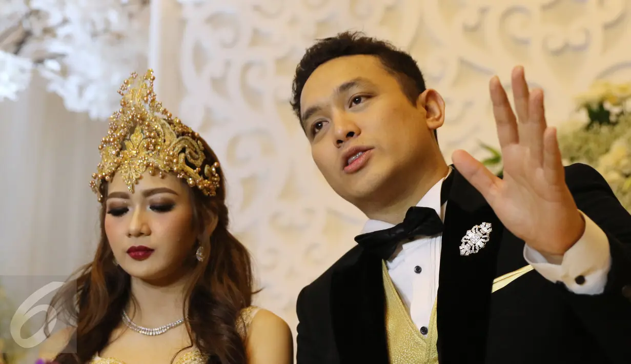 Gilang Dirga didampingi Adiezty Fersa menggelar jumpa pers pernikahan mereka di Kelapa Gading, Jakarta, Minggu (18/9). Sebagai mas kawin, Gilang Dirga memberikan seperangkat alat salat dan uang sebesar 300.314 rupiah. (Liputan6.com/Herman Zakharia)