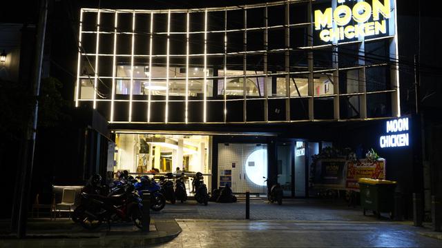 Restoran Moon Chicken Station Buka Perdana, Hadirkan Menu ala Korea dengan Interior Luar Angkasa