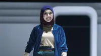 Berikut aksi Fenita Arie di Runway saat diumumkan sebagai brand ambassador lini modest wear tanah air, L.tru. (Foto: Do. Muara Bagdja)