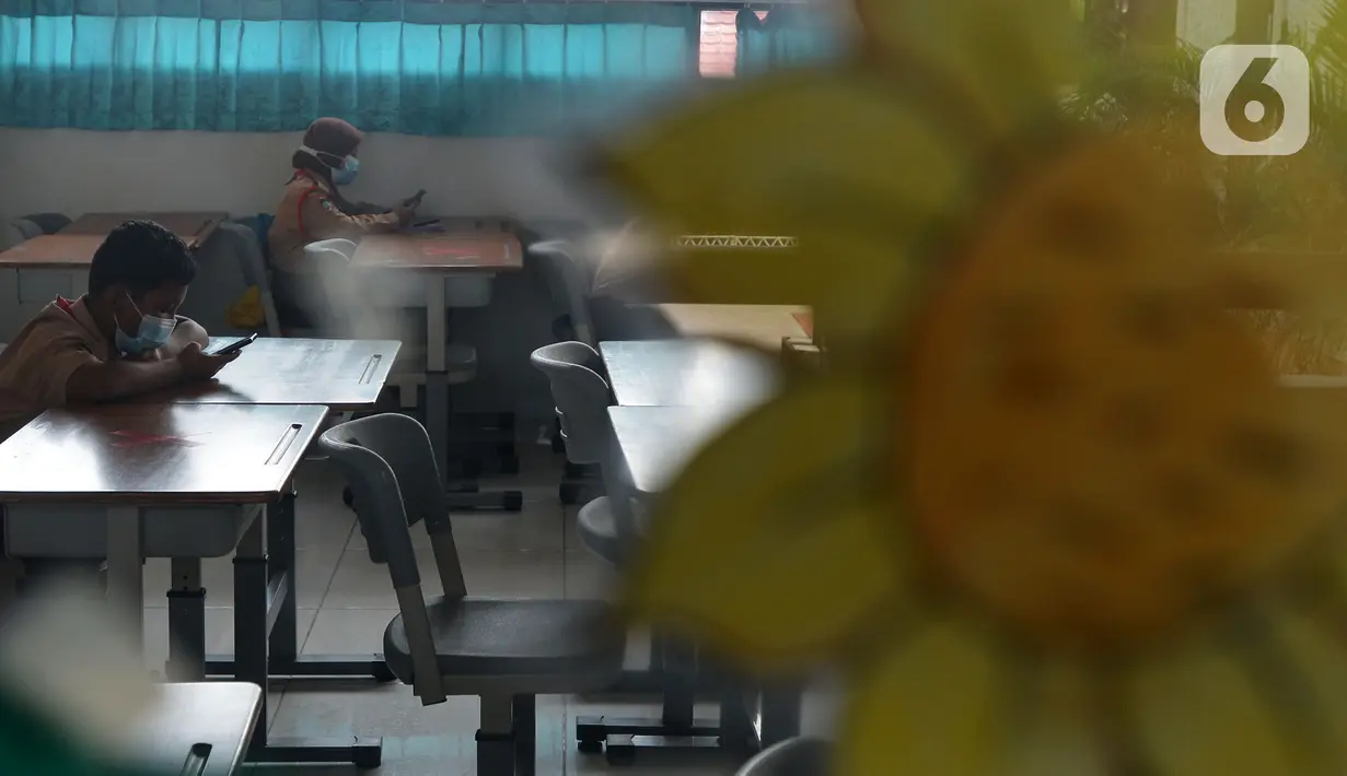 Sejumlah murid mengikuti uji coba pembelajaran tatap muka di SDN Malaka Jaya 07 Jakarta, Rabu (9/6/2021). Pembelajaran dilakukan secara campuran antara online (daring) dan tatap muka langsung. (merdeka.com/Imam Buhori)