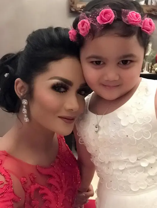 "Itu poin yang paling baik yang harus kita utamakan menjadi seorang diva domestik, karena semua ibu rumah tangga bisa mendapatkan, bisa bekerja di luar pekerjaan rumah tangganya atas ijin suami, demikian halnya saya," ujarnya.(Instagram/krisdayantilemos)