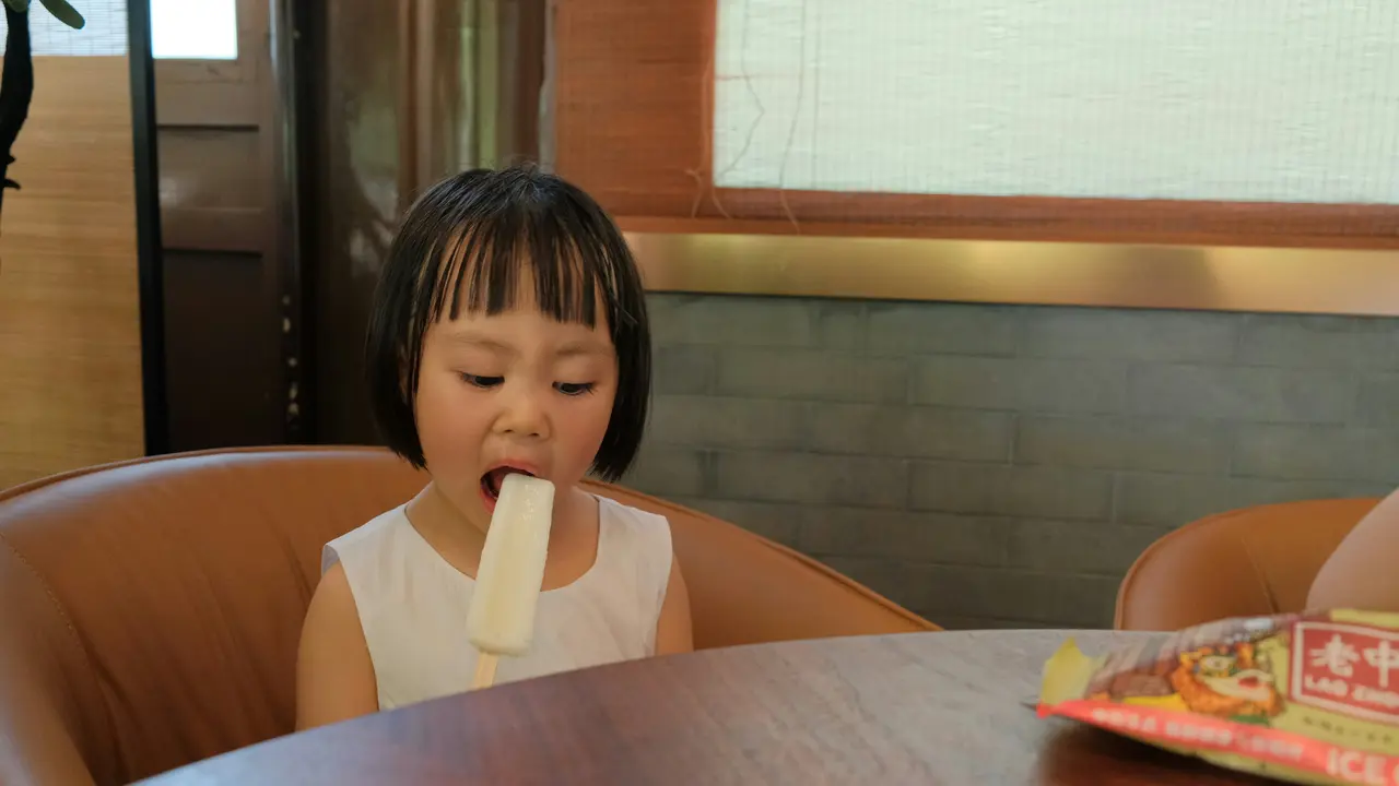 Kids eat