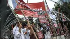 Para massa membawa poster kecaman saat menggelar aksi unjuk rasa di depan Istana Merdeka, Jakarta, Kamis (24/11). Dalam aksinya mereka mengecam keras pembunuhan kaum minoritas muslim di Rohingya, Myanmar. (Liputan6.com/Faizal Fanani)
