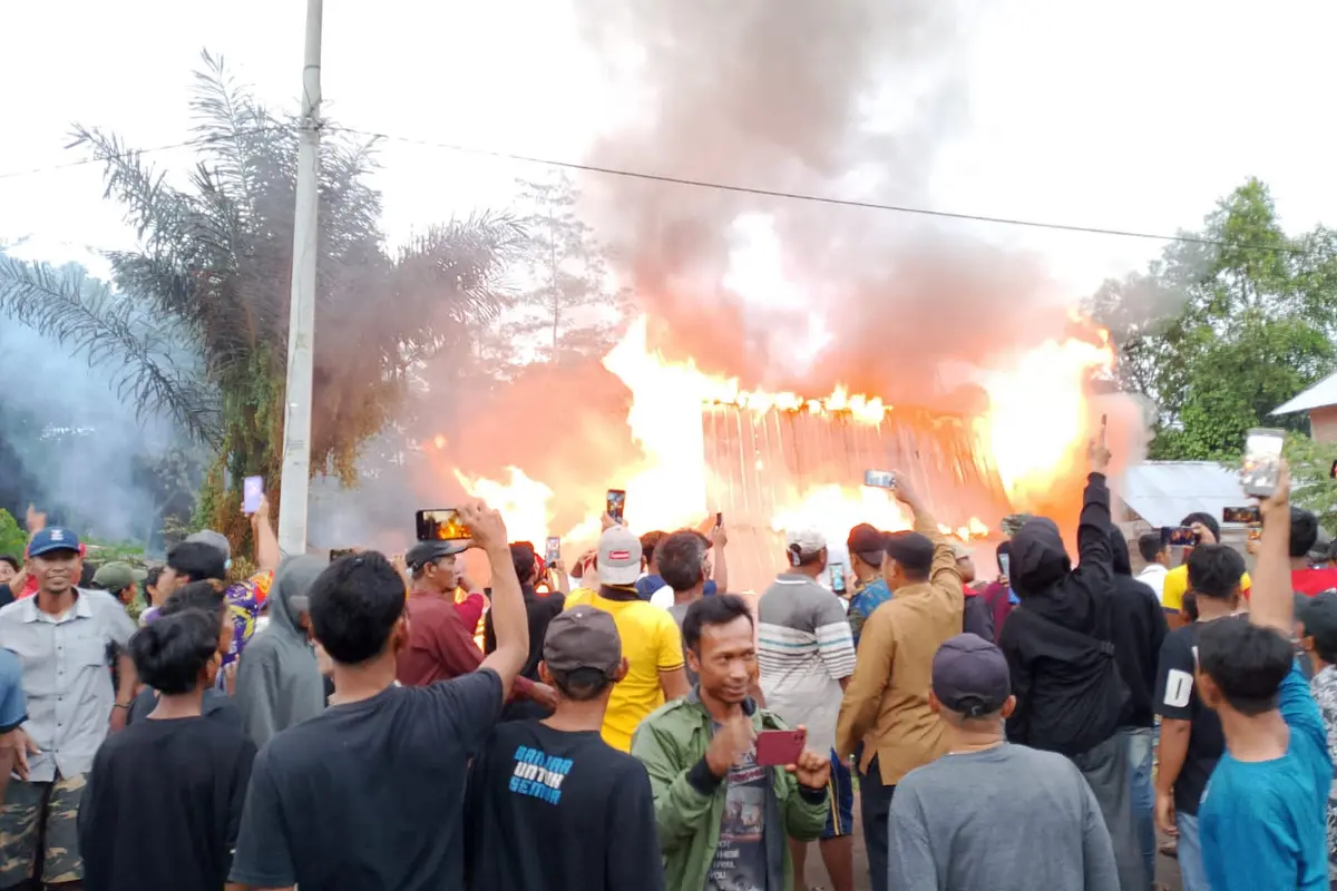 Kantor TNBBS di Kecamatan Suoh, Lampung Barat yang dibakar oleh warga. Foto (Istimewa)
