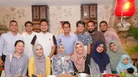 Penampilan Kasual Sandiaga Uno Saat Makan Bareng Sejumlah Artis