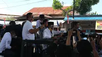 Bakal calon gubernur Sulteng, Rusdy Mastura melambaikan tangan saat meninggalkan kantor KPU Sulteng usai mendaftar untuk ikut Pilgub tahun 2020, Sabtu (5/9/2020). (Foto: Liputan6.com/ Heri Susanto).