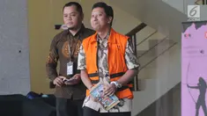 Mantan Ketum PPP Muhammad Romahurmuziy akan menjalankan salat jumat usai diperiksa oleh penyidik di Gedung KPK, Jakarta, Jumat (21/6/2019). Rommy diperiksa sebagai tersangka terkait dugaan menerima suap dalam jual beli jabatan di Kemenag Jawa Timur. (merdeka.com/Dwi Narwoko)