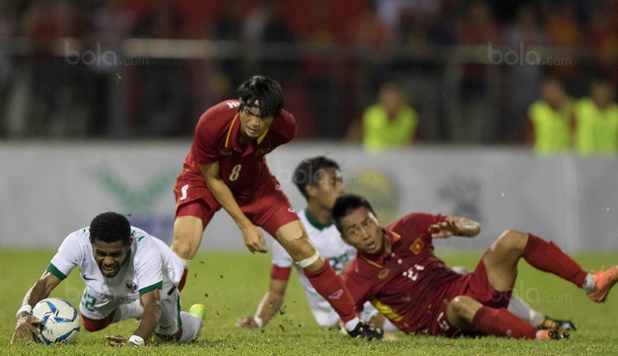 Gelandang sayap Timnas Indonesia U-22, Yabes Roni, terjatuh saat pertandingan melawan Vietnam di Stadion MPS, Selangor, Selasa (22/8/2017). Indonesia bermain imbang 0-0 lawan Vietnam. (Bola.com/Vitalis Yogi Trisna)