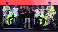 Pembalap MotoGP, Franco Morbidelli dan Fabio Di Giannantonio berfoto bersama dengan para petinggi tim dalam launching tim Pertamina Enduro VR46 yang berlangsung di Balai Kartini, Jakarta, Sabtu (25/01/2025). (Bola.com/Bagaskara Lazuardi)
