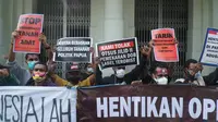 Puluhan warga Papua yang tergabung dalam Solidaritas Rakyat Papua menggelar aksi unjuk rasa di depan Gedung Merdeka, Kota Bandung, Jumat (21/5/2021). (Liputan6.com/Huyogo Simbolon)