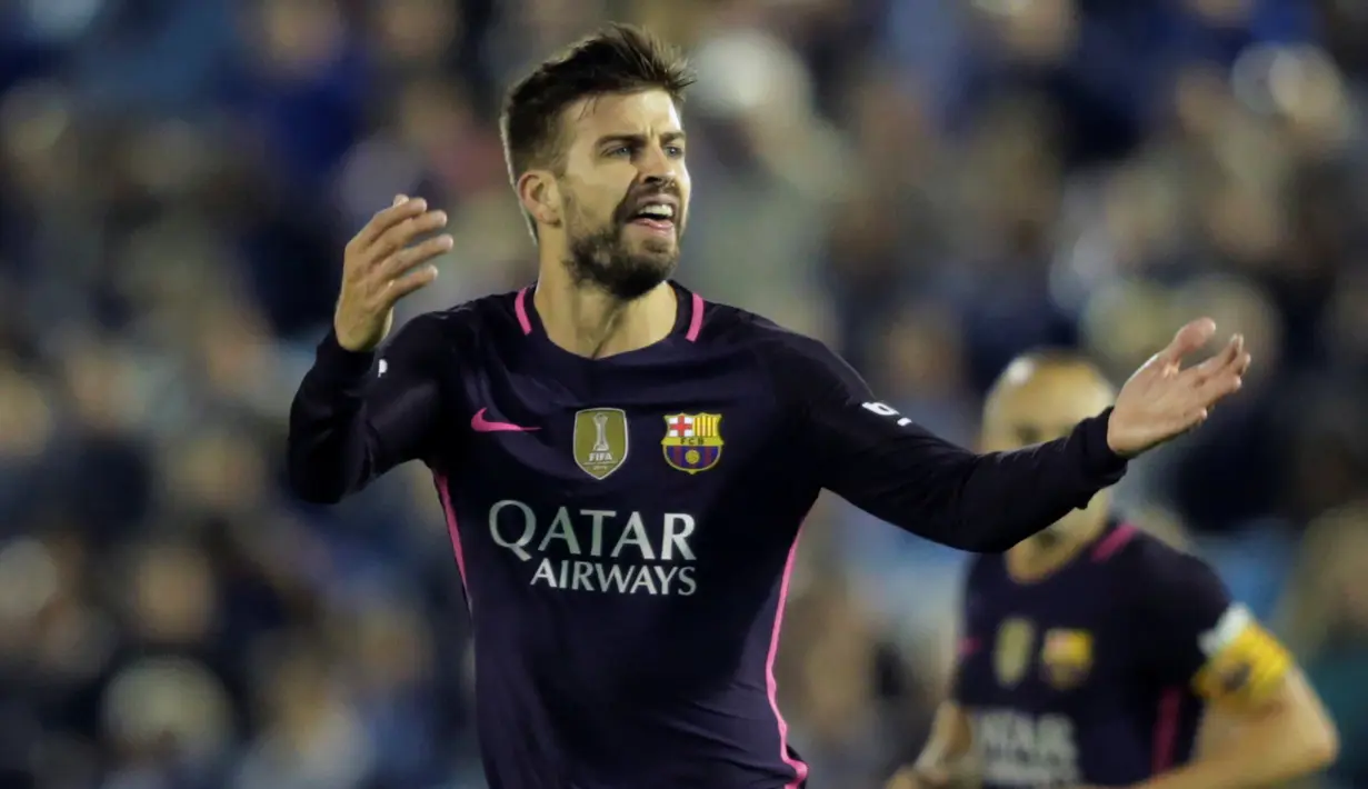 Bek Barcelona, Gerard Pique melakukan selebrasi usai mencetak gol kegawang Celta Vigo pada lanjutan liga Spanyol di Stadion Balaidos, Vigo (3/10).  Celta Vigo berhasil mengalahkan Barcelona dengan skor 4-3. (REUTERS/Miguel Vidal)