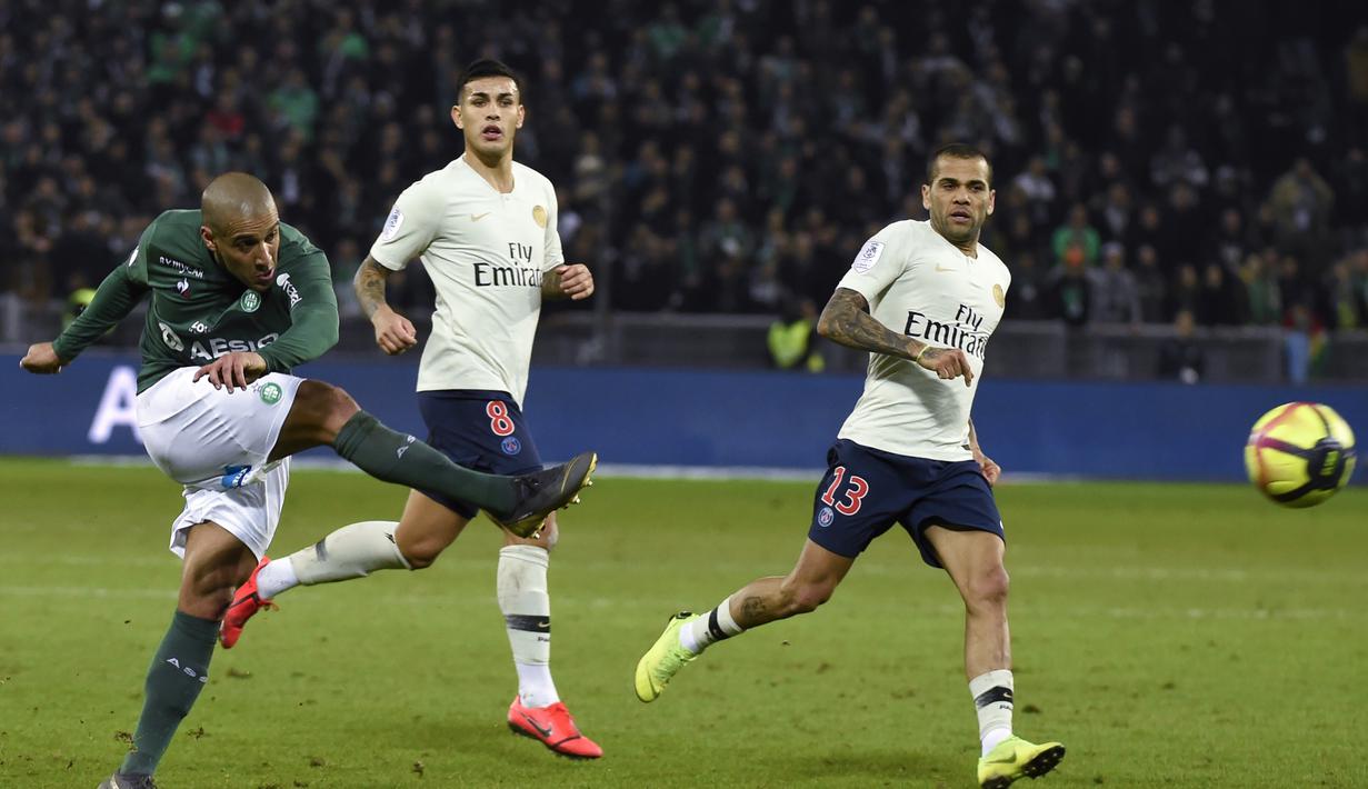 Pemain St-Ettiene, Wahbi Khazri melepaskan tendangan pada laga lanjutan Ligue 1 yang berlangsung di stadion Geoffroy-Guichard, Loire, Senin (18/2). PSG menang 1-0 atas St-Etienne. (AFP/Philippe Kiasek)