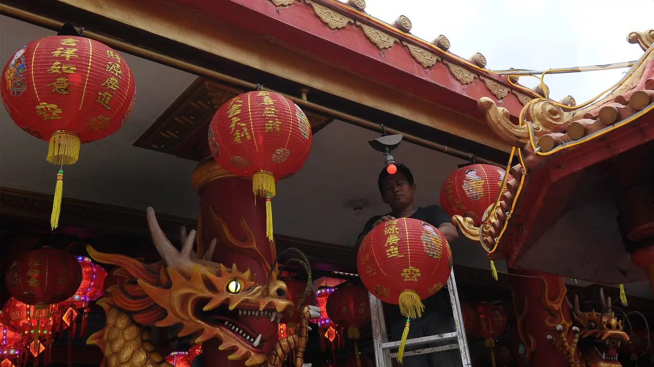 Pemasangan Lampion di Klenteng Hok Lay Kiong Bekasi